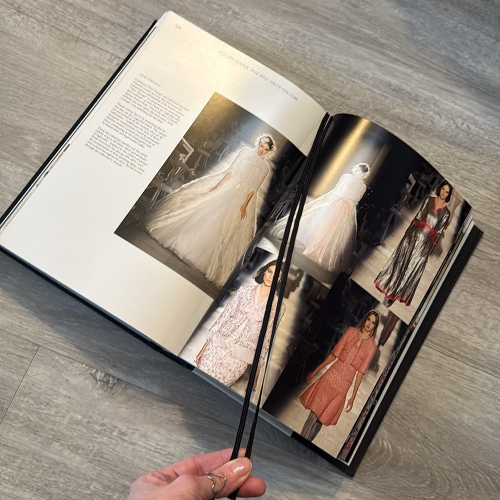🖤CHANEL•Catwalk•Coffee Table Book•NWT🖤 - Picture 8 of 8